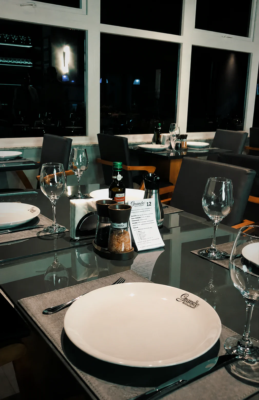 Mesa posta no Grando Restaurantt durante a noite