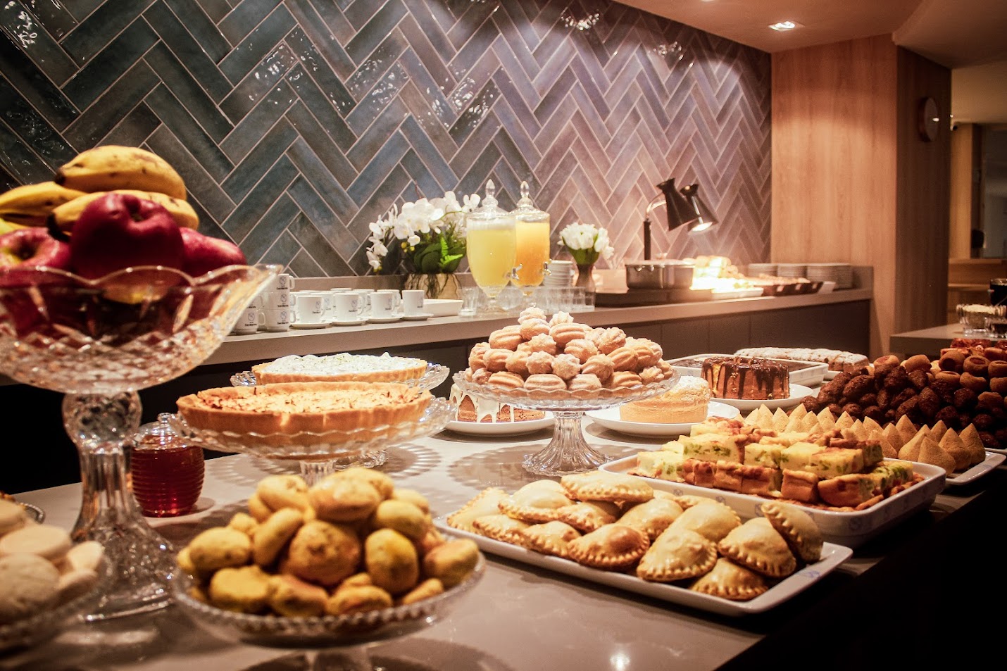 Mesa de café colonial no Grando Restaurantt