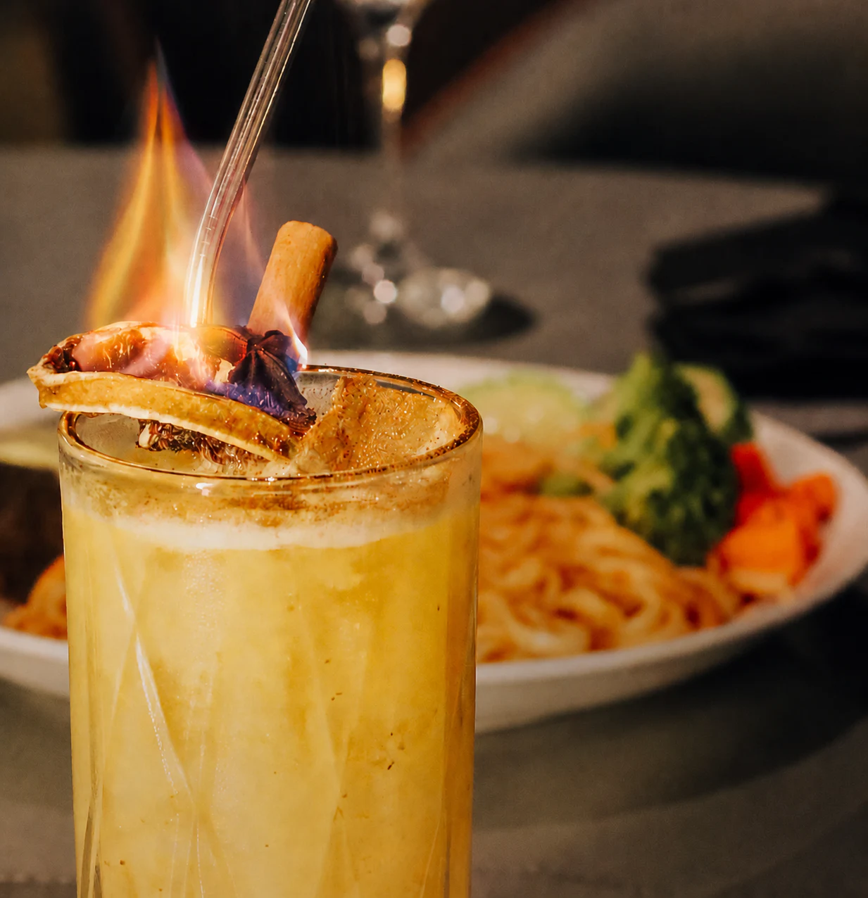 Coquetel autoral flamejante do Grando Restaurantt