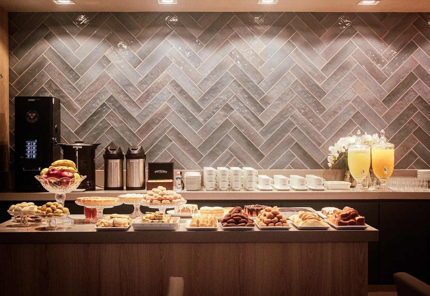 Seleção de pães e bebidas do café da manhã