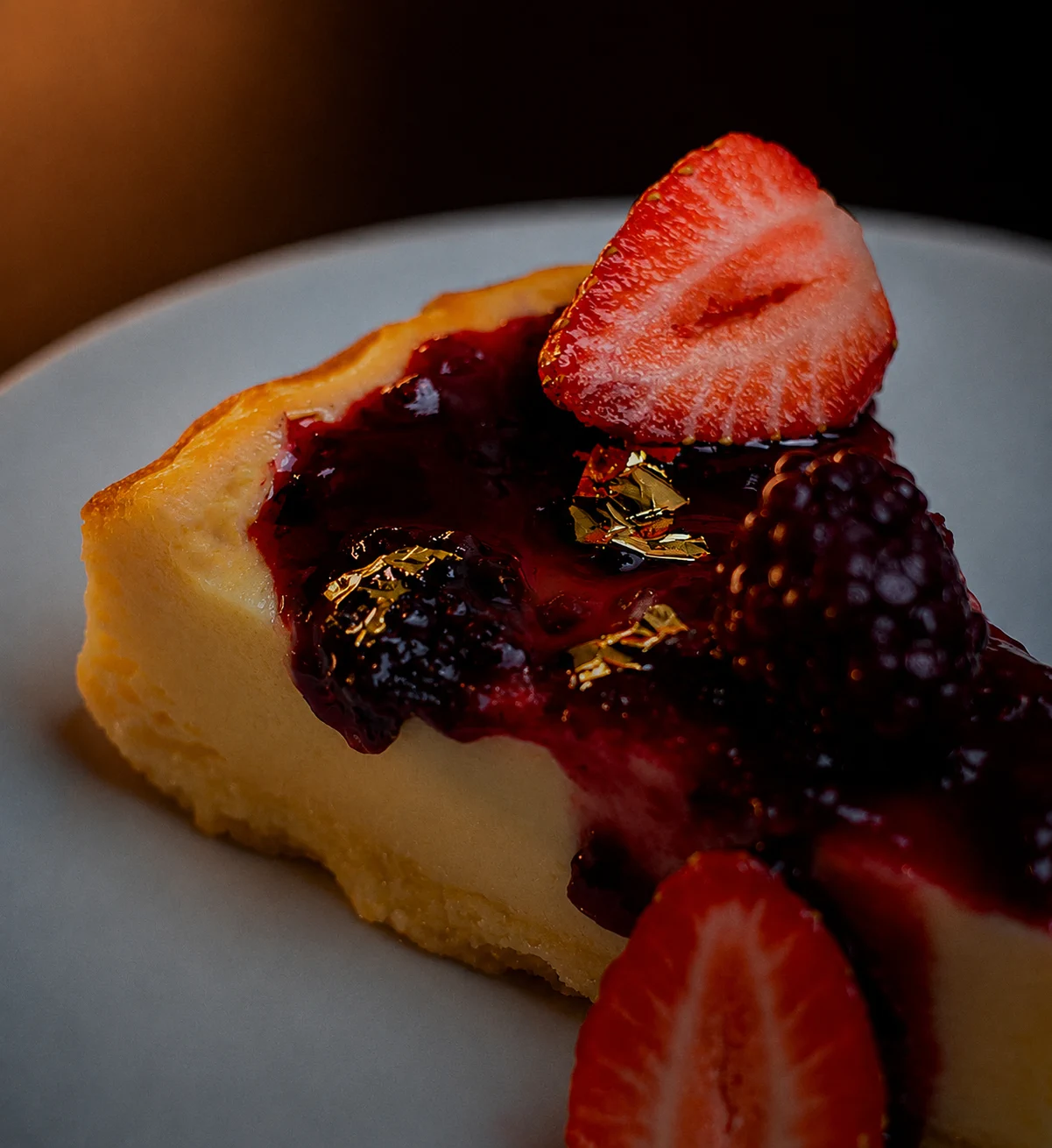 Sobremesa cremosa com frutas vermelhas servida no Grando Restaurantt